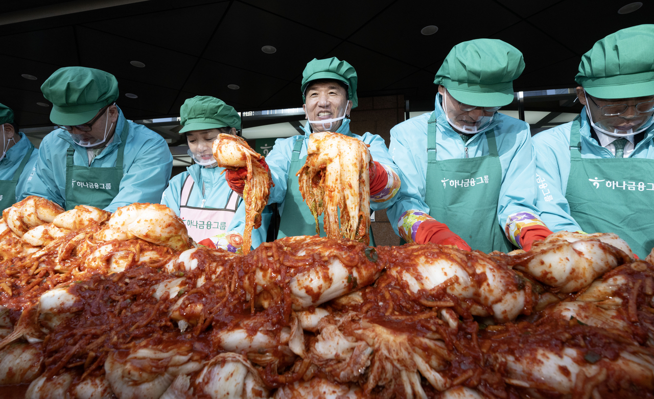 함영주(가운데) 하나금융지주 회장과 임직원들이 10일 오전 서울 중구 하나금융그룹 명동사옥에서 열린 2025 모두하나데이 사랑의 김장 나눔 행사에서 김장을 하고 있다. 임세준 기자