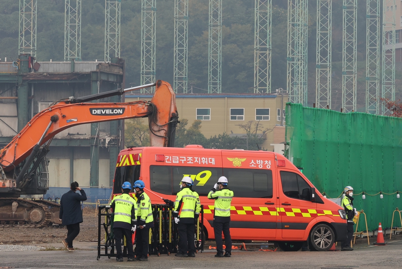 Officials discuss operations inside the Ulsan Thermal Power Plant of Korea East-West Power Co. on Sunday, the fourth day since the boiler tower collapse and the second day after search efforts were suspended. (Yonhap)