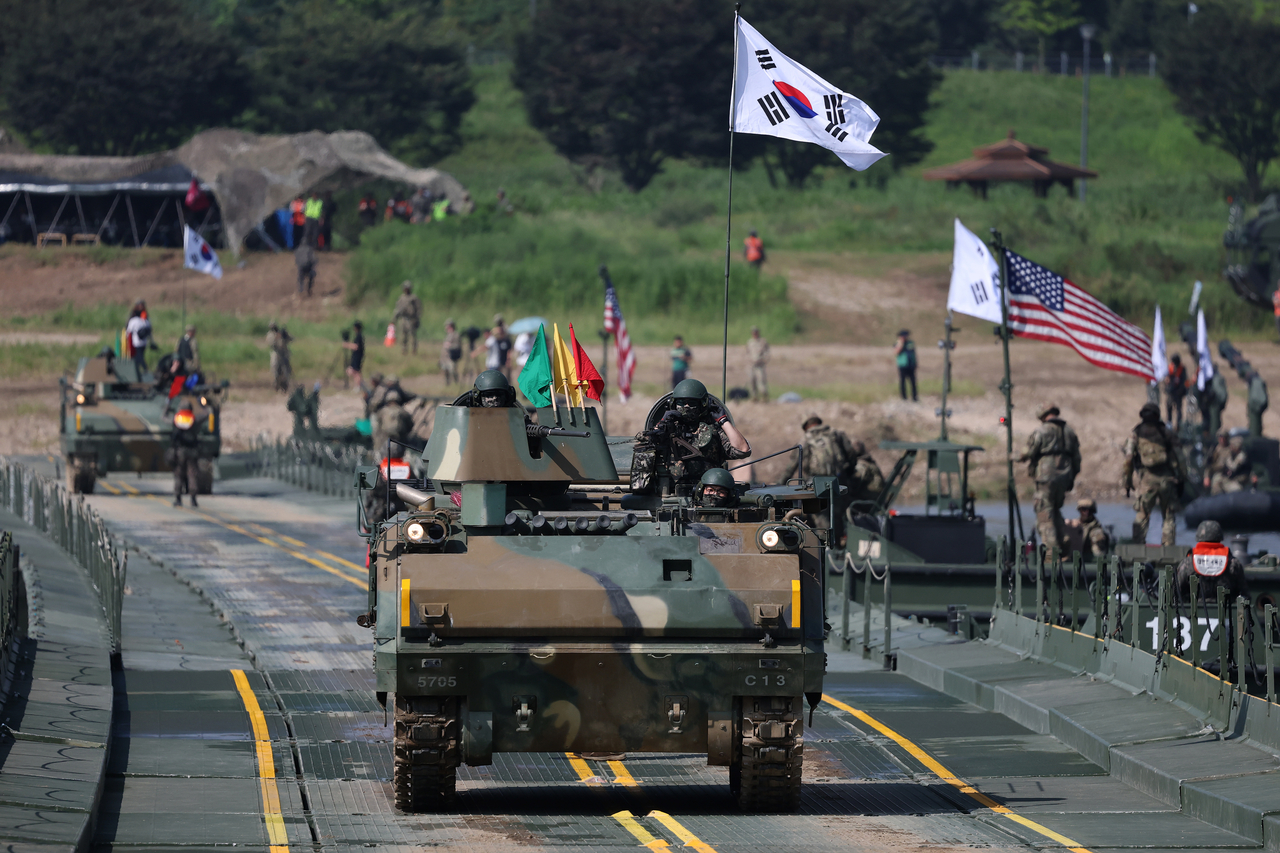 US soldiers from the 2nd Infantry Division and South Korean soldiers participate in a river crossing exercise as part of the Ulchi Freedom Shield exercise on Aug. 27, in Yeoju-gun, South Korea. (Getty Images)