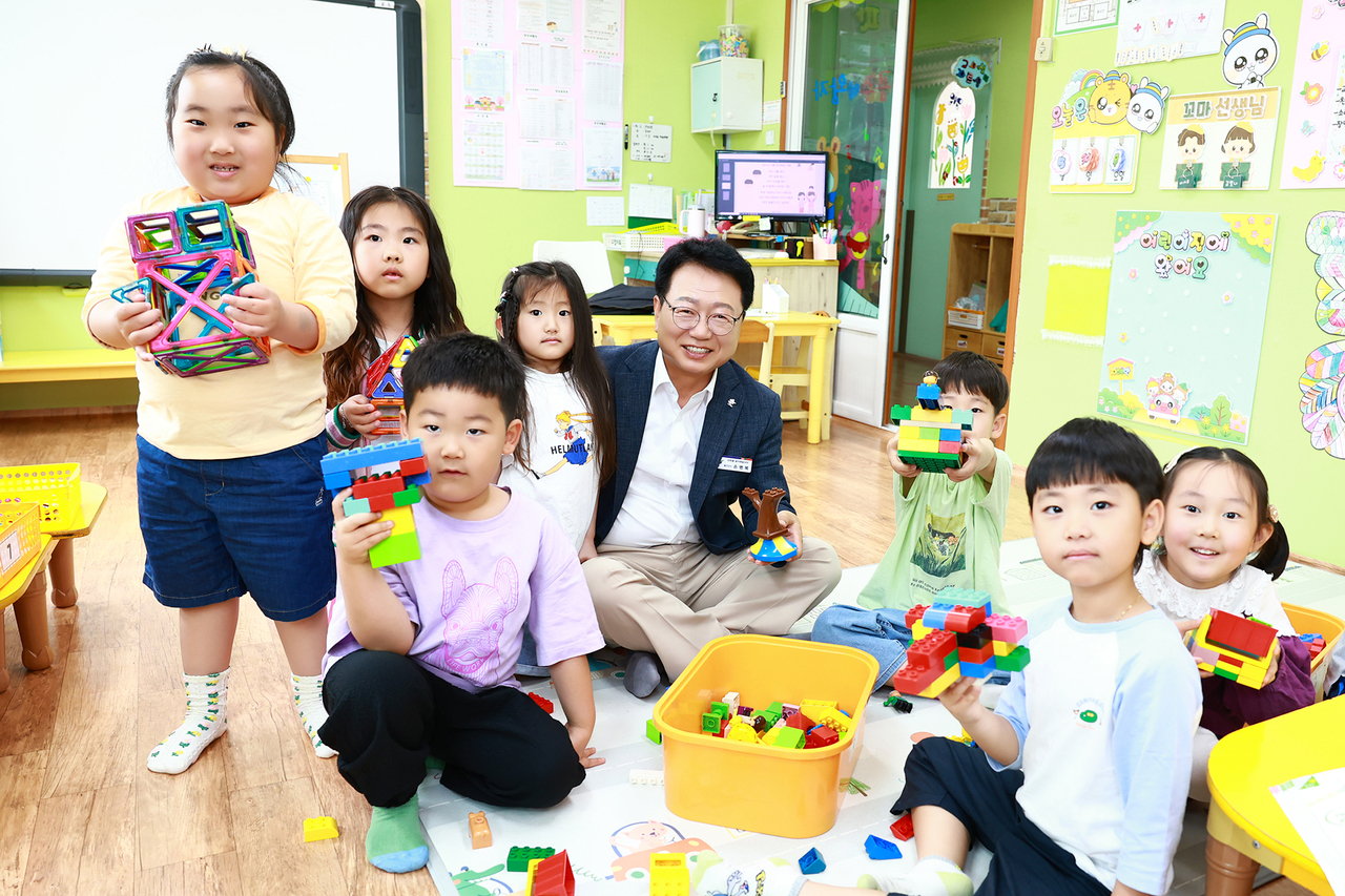 손병복 울진구수가 죽변어린이집 원생들과 활짝 웃고있다.[울진군 제공]