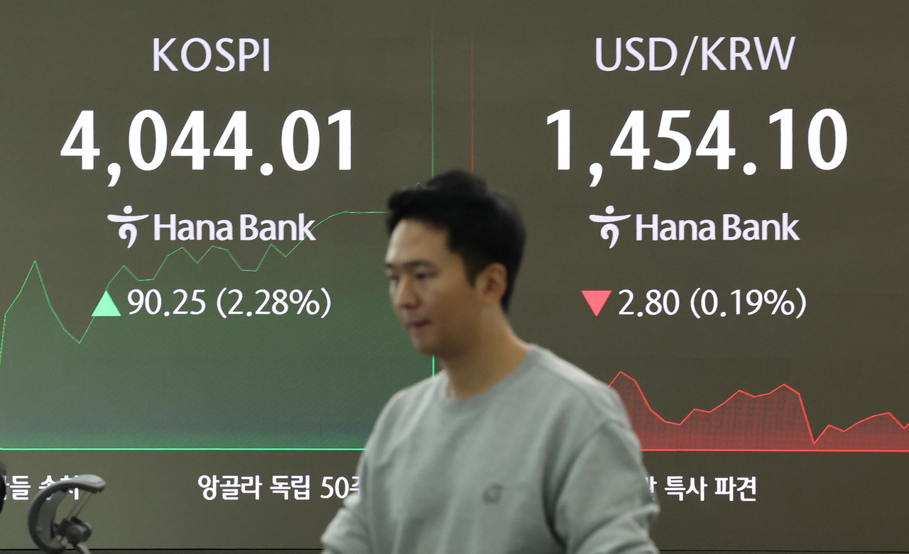 An electronic board at a Hana Bank dealing room in Seoul shows Kospi trading at 4,044 on Monday. (Yonhap)
