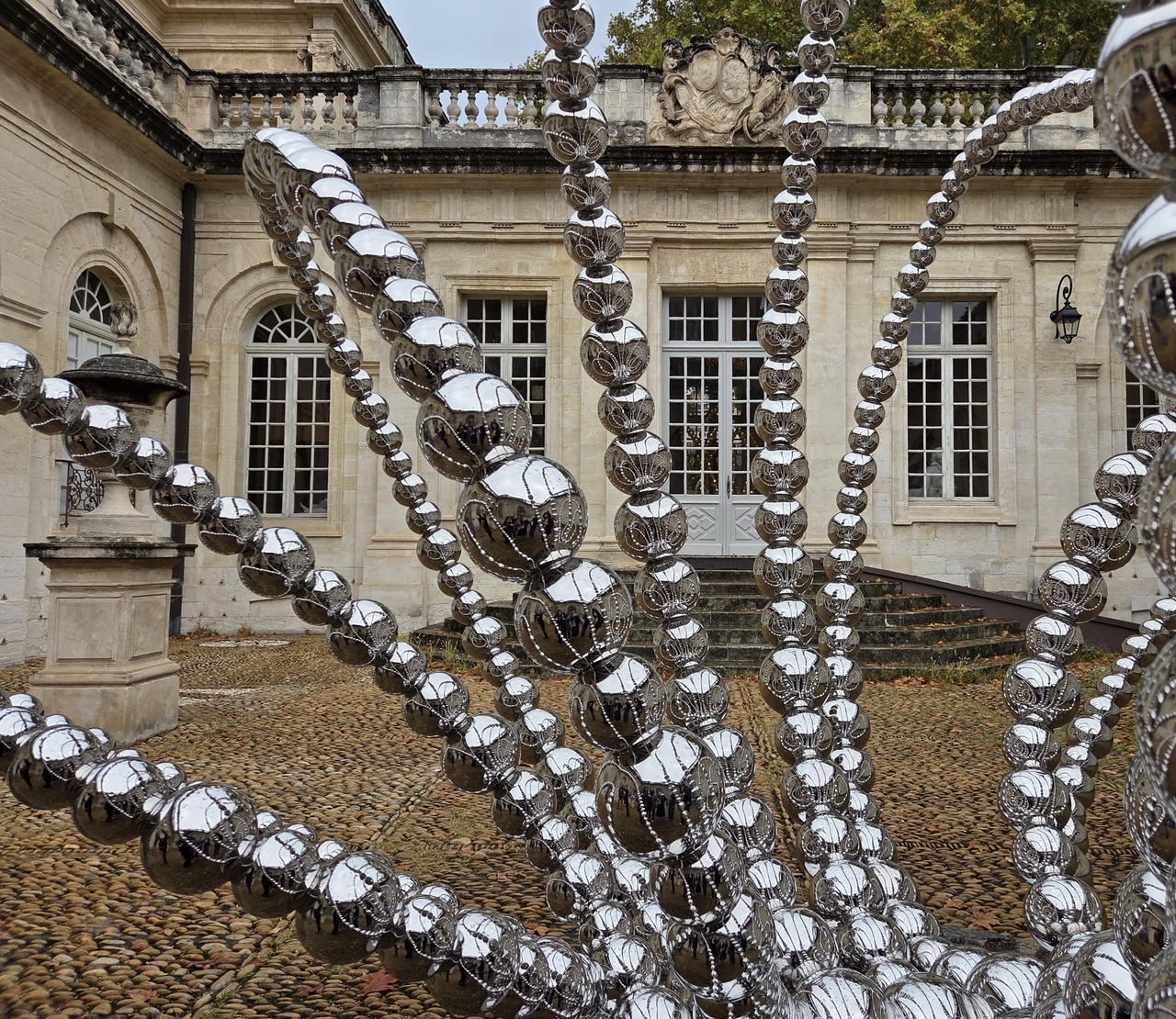 Patung baja tahan karat karya Jean-Michel Othoniel, “Mirror Lotus” merefleksikan sekelilingnya saat pengunjung melihat dari dekat Museum Calvet di Avignon, Prancis. (Park Yuna/The Korea Herald)