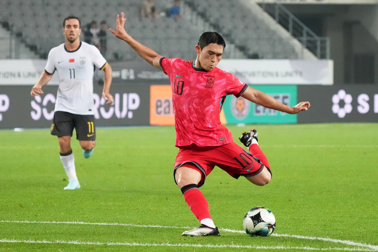 Lee Dong-gyeong of South Korea takes a shot during the EAFF E-1 Men's Football Championship match between South Korea and China at Yongin Mireu Stadium on July 07, 2025 in Yongin, South Korea. (Getty Images)