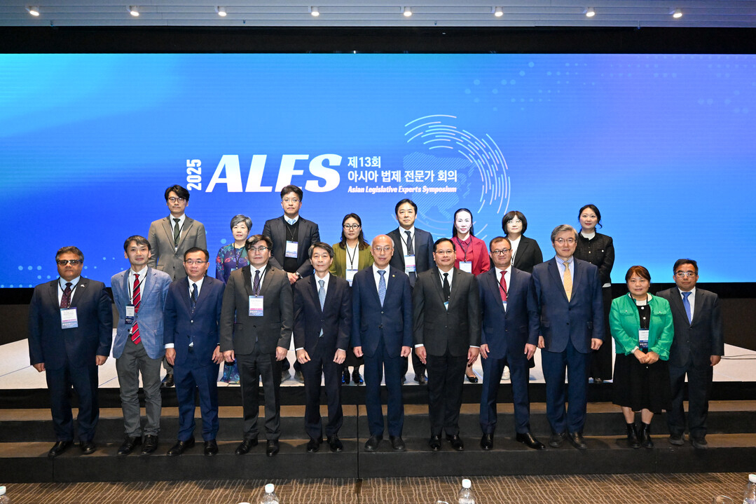 Cho Won-cheol (front, center right), minister of government legislation, poses for a photo with participants including Pakorn Nilprapunt (front, fifth from right), secretary-general of Thailand’s Council of State, and Ikramov Muzraf (front, fourth from right), vice minister of justice of Uzbekistan, at the Asian Legislative Experts Symposium held in Seoul on Friday. (Ministry of Government Legislation)