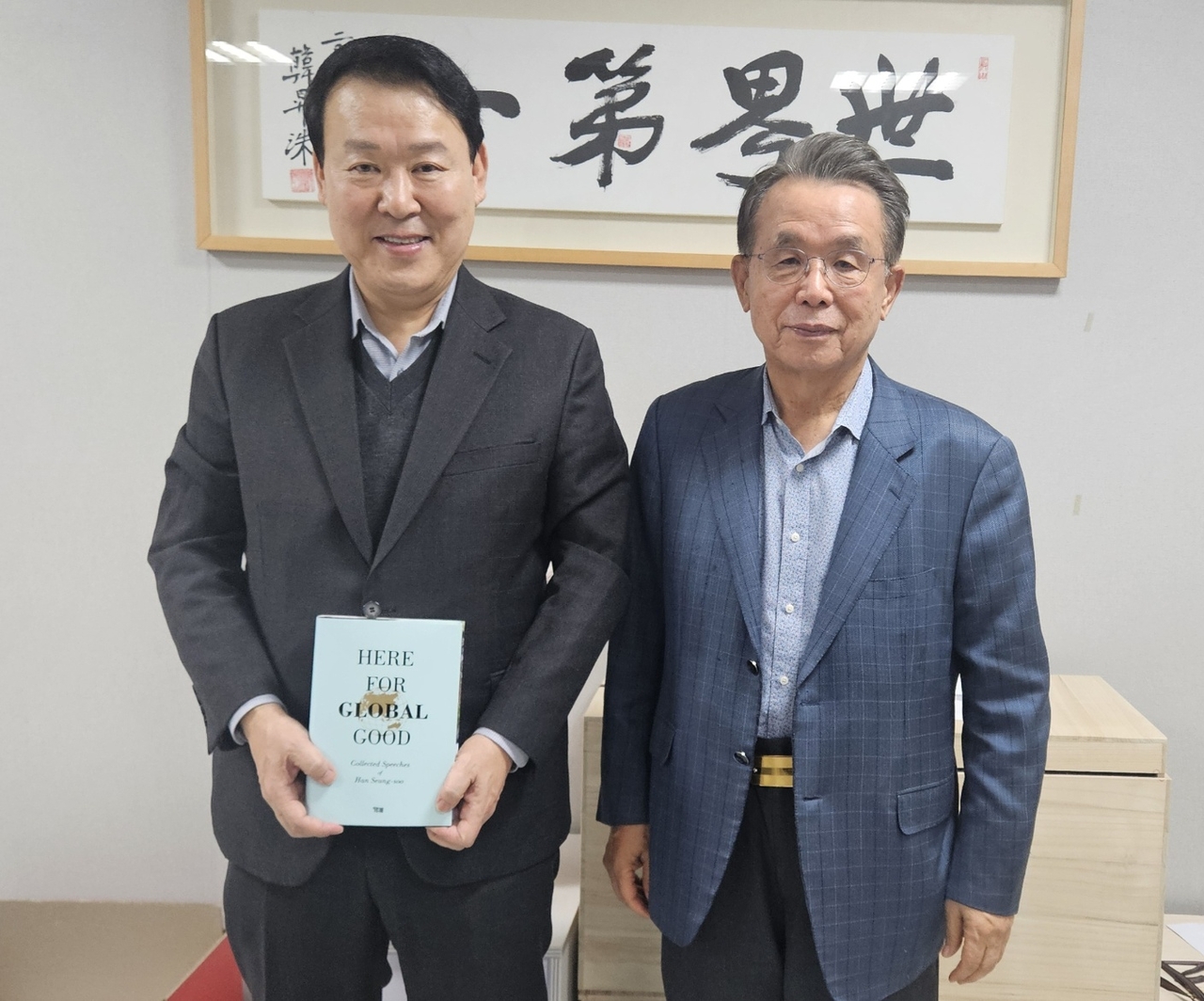 Former Prime Minister Han Seung-soo (right) poses with Jun Sang-soo, a candidate for secretary-general of the Inter-Parliamentary Union, in a meeting held on Nov. 7 in Seoul. (Courtesy of Jun Sang-soo)