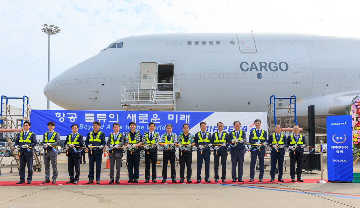 AIRZETA CEO Kim Kwan-sik (sixth from the right) and CEO of private equity firm Socius Lee Byeong-guk (fifth from the left), take part in a ceremony Friday marking the launch of AIRZETA’s first trans-Pacific cargo flight at Incheon Airport. (Yonhap)