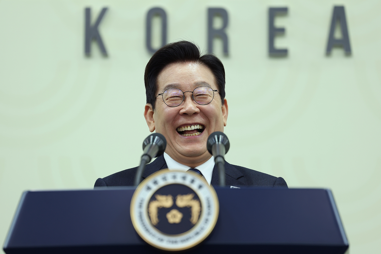 President Lee Jae Myung takes part in a press conference held as part of the Asia-Pacific Economic Cooperation summit in Gyeongju, North Gyeongsang Province, on Nov. 1. (Yonhap)