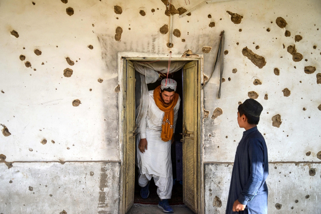An Afghan man inspects a damaged house, following cross-border fire from Pakistan's artillery shelling, in Kandahar, Afghanistan, Friday. (AFP-Yonhap)