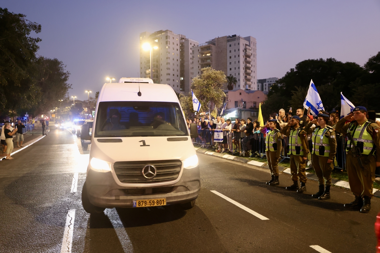 A convoy carrying the remains of Israeli soldier Hadar Goldin arrives at a forensic institute in Tel Aviv, Israel, Sunday. (Xinhua-Yonhap)