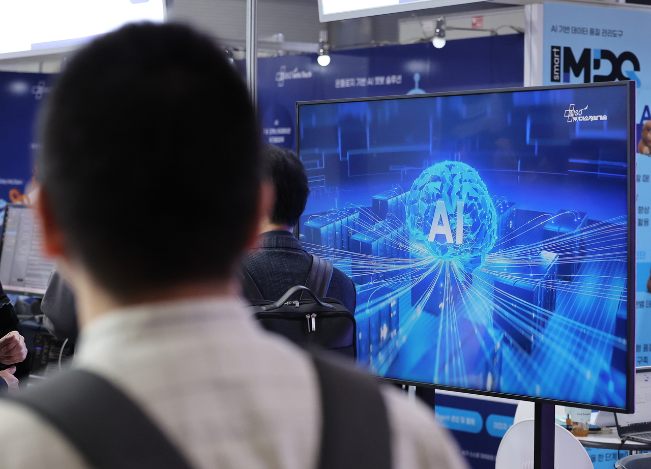 Participants take a look around booths installed for "AI Summit Seoul & Expo 2025" at COEX Seoul, Gangnam on Monday. (Yonhap)
