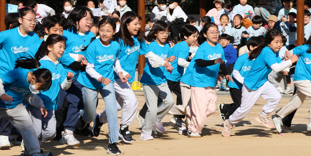 Third-grade students run onto the field for a game during the fall sports day at Bugok Elementary School in Bupyeong-gu, Incheon, Oct. 28. (Yonhap)