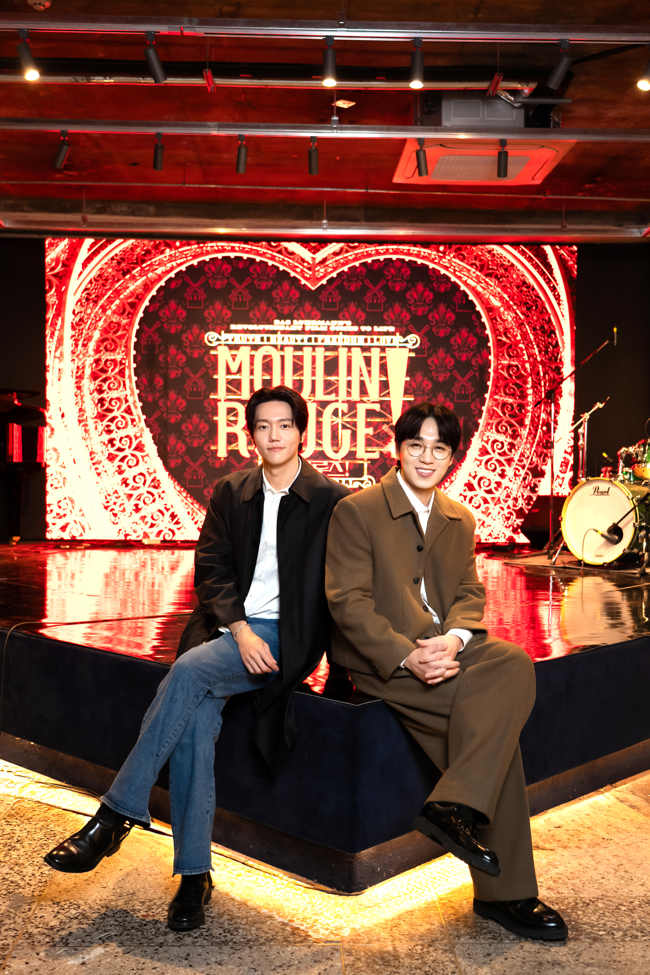 Musical actor Cha Yun-hae (left) and singer and actor Lee Seok-hoon pose for photos during an interview in Jongno-gu, Seoul, Monday. (CJ ENM)