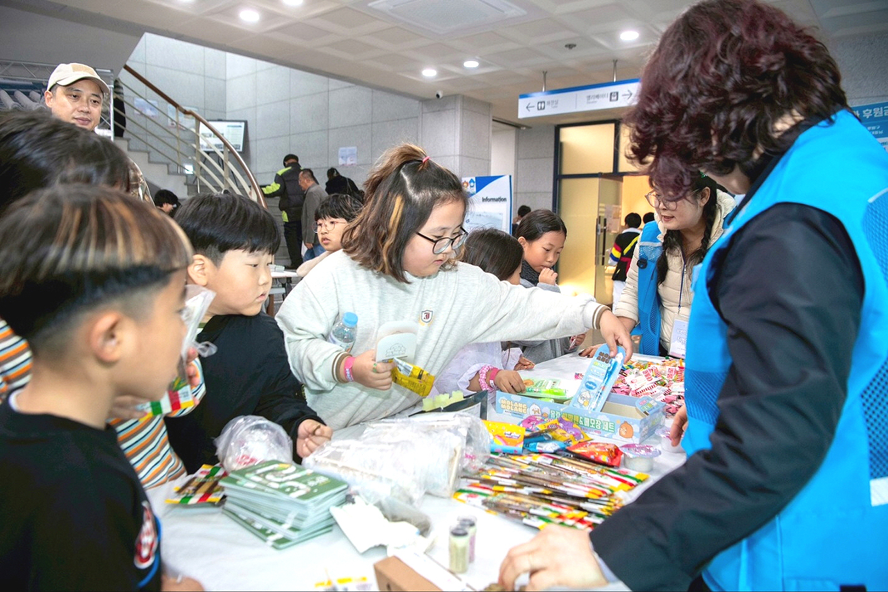 ‘제1회 울릉군 평생학습 축제’장에 공예, 미술, 전통문화 등 17개의 체험 부스가 마련돼 체험형 학습의 기회를 제공했다.[울릉군 제공]