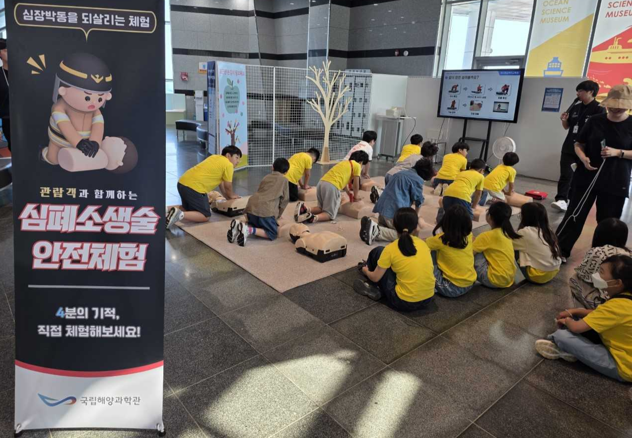 심폐소생술(CPR)과 자동심장충격기(AED) 사용법을 실습하고 있다.[ 국립 울진 해양과학관제공]