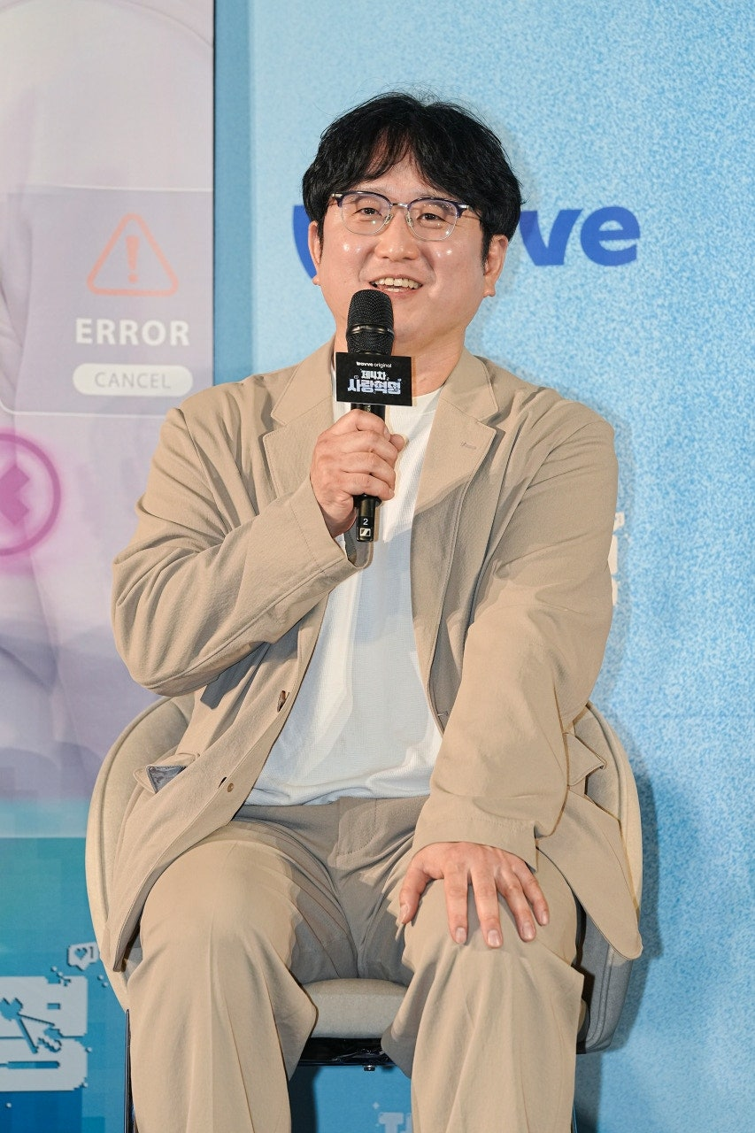 11일 오전 서울 상암 스탠포드 호텔에서 열린 웨이브 오리지널 <제4차 사랑혁명>의 제작 발표회에서 윤성호 감독이 답하고 있다. [웨이브 제공]