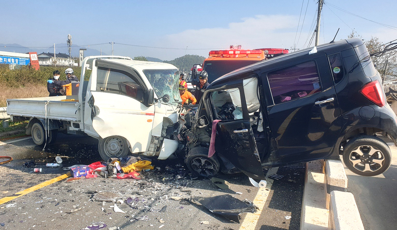 지난달31일 안동시 풍산읍 안교리 도로상에서 차량 간 정면충돌 사고현장에서 구조모습.[예천소방서 제공]