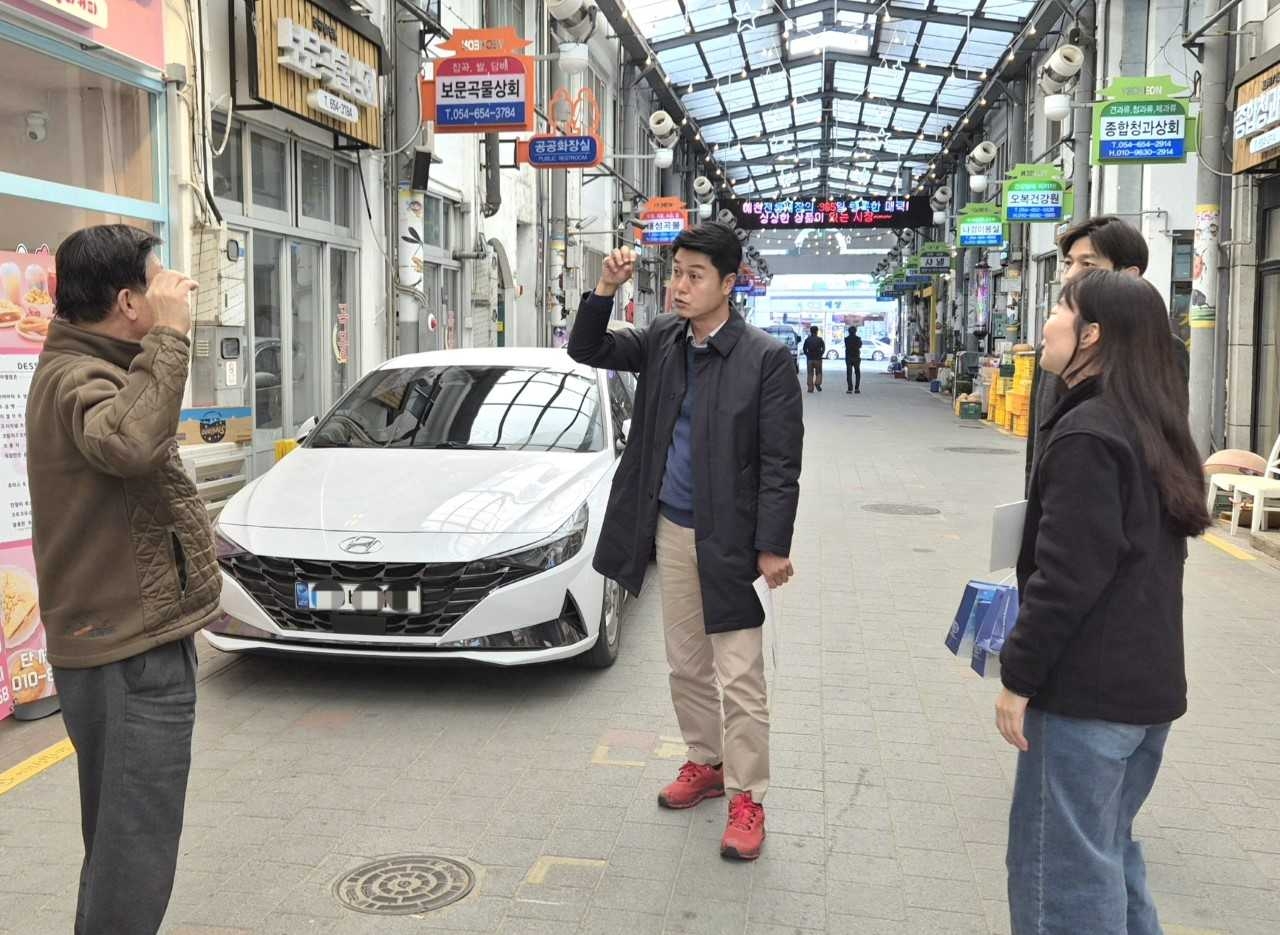 예천군 전통시장 청년상인 육성사업이 전국 지자체 벤치마킹 대상지로 떠오르고 있다. 사진은  평창군의회 이창열 의원은 예천읍 상설시장을 방문해 견학하고 있다.[예천군 제공]