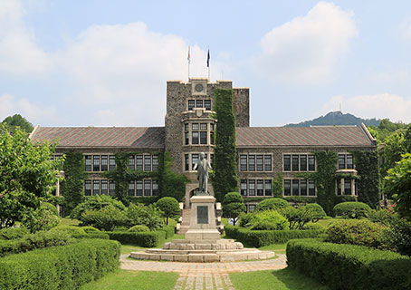 The main building of Yonsei University located in Seodaemun-gu, Seoul. (Yonsei University website)