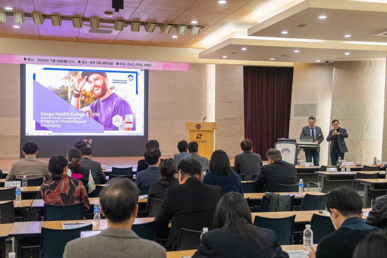 10일 본관 3층 대회의실에서 대학 주요 보직자와 교직원 50여명이 참석한 가운데 독일 미텔슈탄트대 크리스토프 폴만 교수를 초청해 산학협력교육 우수사례 특강이 진행되고 있다.[대구보건대 제공]