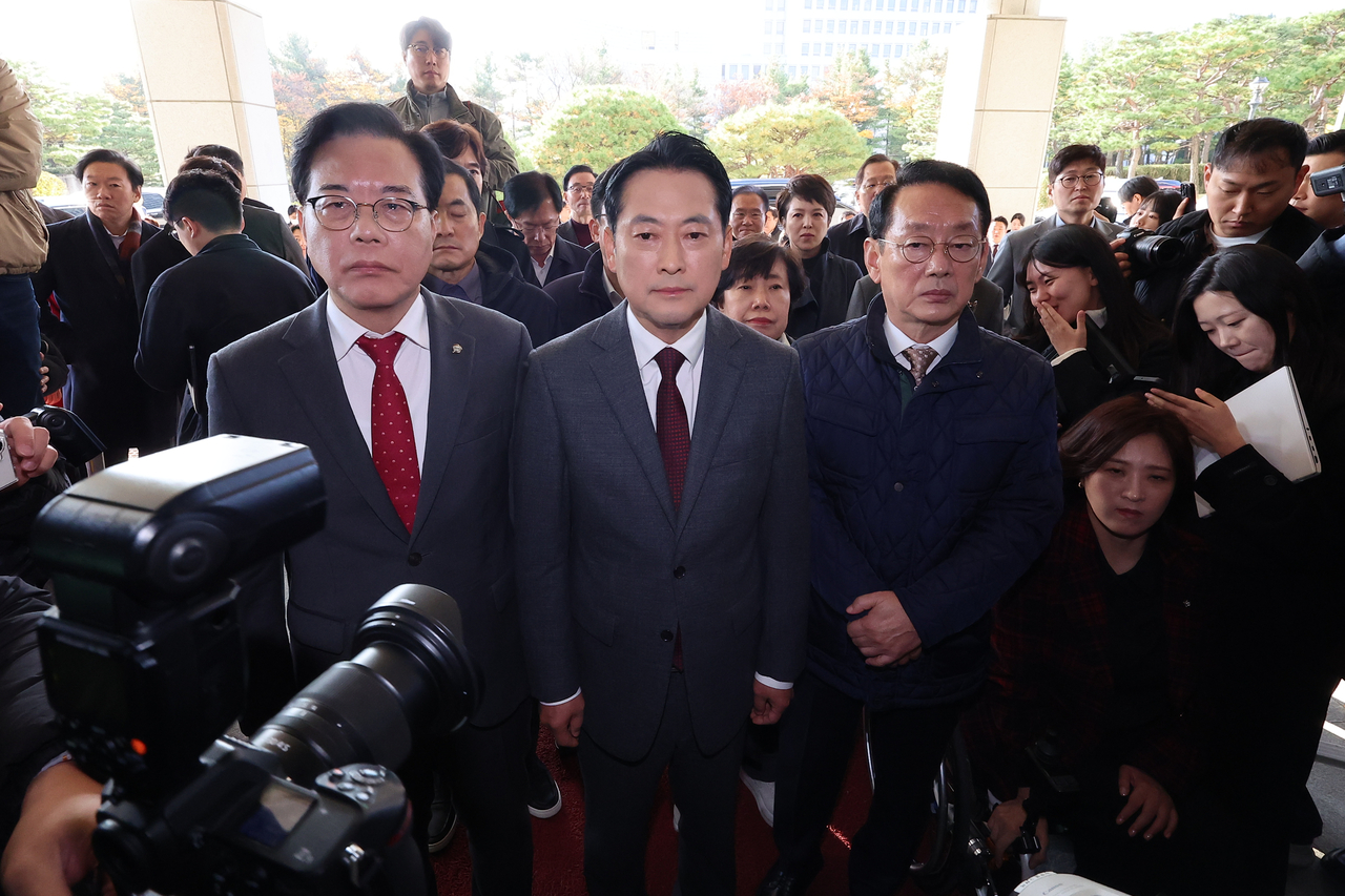 Lawmakers of the main opposition People Power Party stage a rally in front of the Supreme Prosecutors Office in Seoul on Tuesday, to protest against the prosecution for its decision not to appeal a ruling in a high-profile development scandal case linked to President Lee Jae Myung, stemming from his tenure as the mayor of Seongnam, a city south of the capital. (Yonhap)
