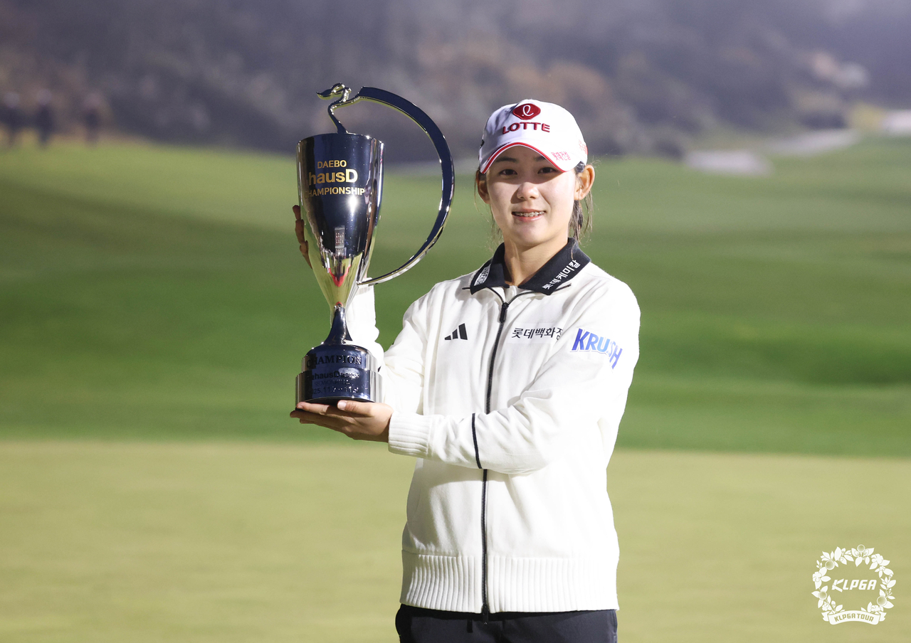 Hwang You-min of South Korea poses with the trophy after winning the Daebu hausD Championship at Seowon Hills Country Club in Paju, Gyeonggi Province, on Sunday. (KLPGA via Yonhap)