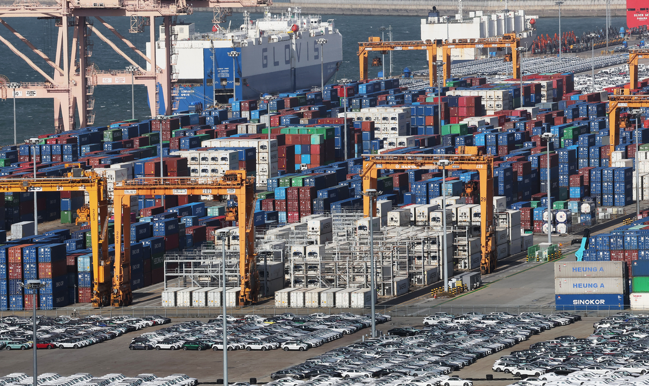 Containers are stacked at Pyeongtaek Port in Gyeonggi Province on Nov. 2. (Yonhap)