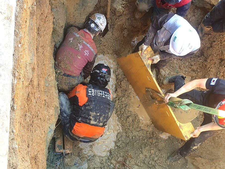 지난달 31일 안동시 풍천면 가곡리 관로 공사 현장에서 지반 붕괴로 근로자 1명이 철 구조물과 토사에 매몰되는 사고현장에서 구조모습[예천소방서 제공]