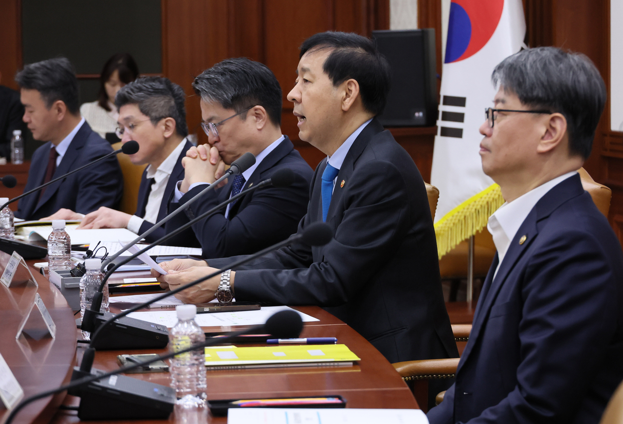 This file photo, taken Oct. 31, shows Finance Minister Koo Yun-cheol (2nd from R) presiding over a supply chain stabilization meeting at the government complex in Seoul. (Yonhap)