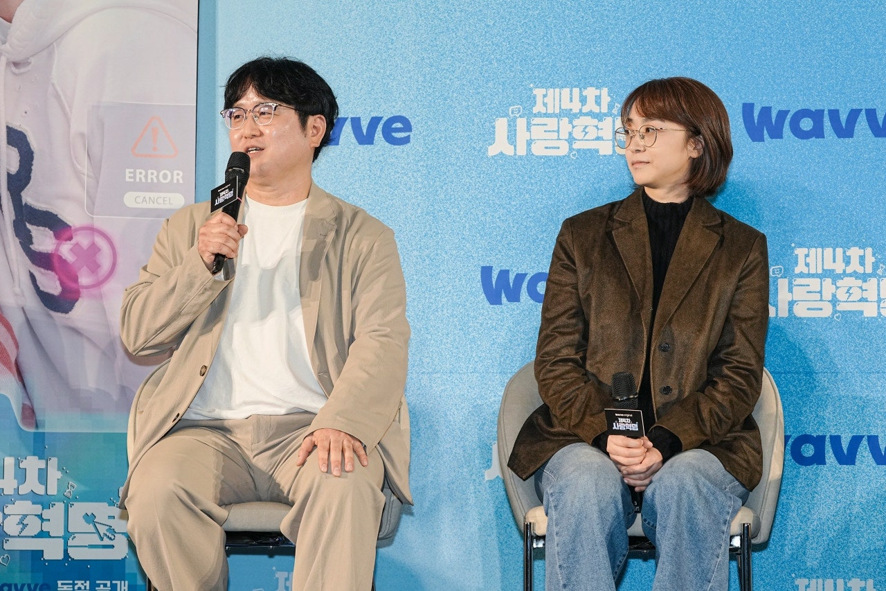11일 오전 서울 상암 스탠포드 호텔에서 열린 웨이브 오리지널 <제4차 사랑혁명>의 제작 발표회에서 윤성호 감독과 한인미 감독이 답하고 있다. [웨이브 제공]
