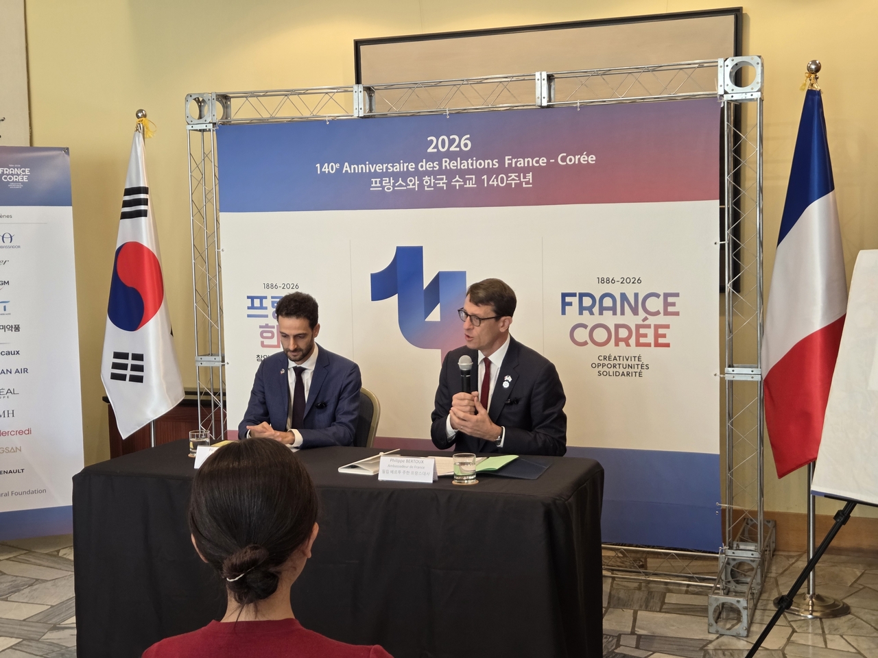 French Ambassador to Korea Philippe Bertoux (right) and Counselor for Culture, Science and Education Pierre Morcos at a press conference Tuesday at the French Embassy in Seoul (Embassy of France in South Korea)