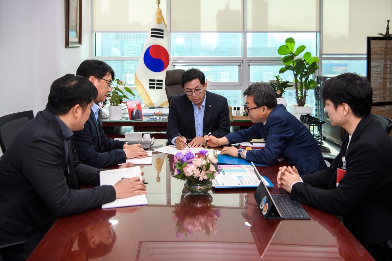 남한권 균수가 이상휘 의원을 면담하고 국회차원의 협조를 요청하고 있다[울릉군 제공]