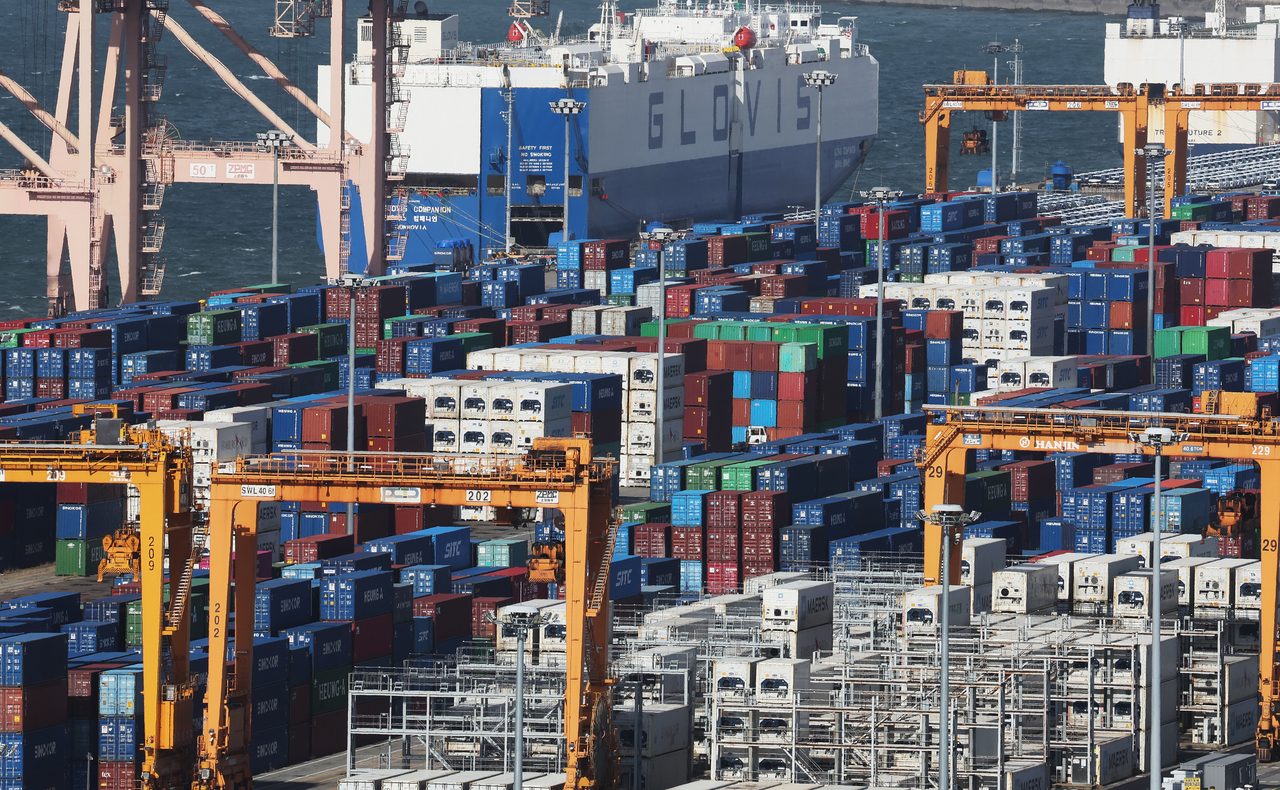 This photo taken on Nov. 2 shows containers stacked at Pyeongtaek Port in Gyeonggi Province. (Yonhap)