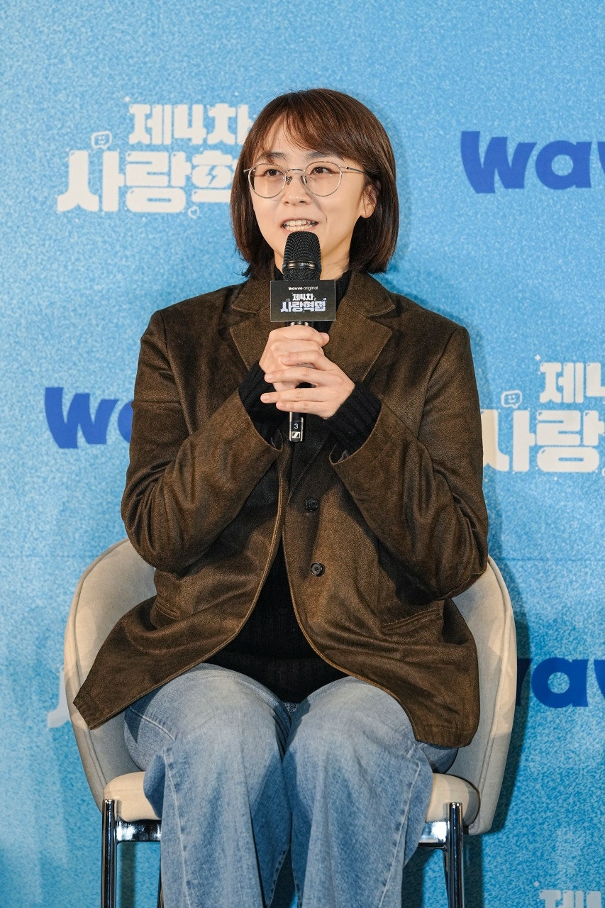11일 오전 서울 상암 스탠포드 호텔에서 열린 웨이브 오리지널 <제4차 사랑혁명>의 제작 발표회에서 한인미 감독이 답하고 있다. [웨이브 제공]