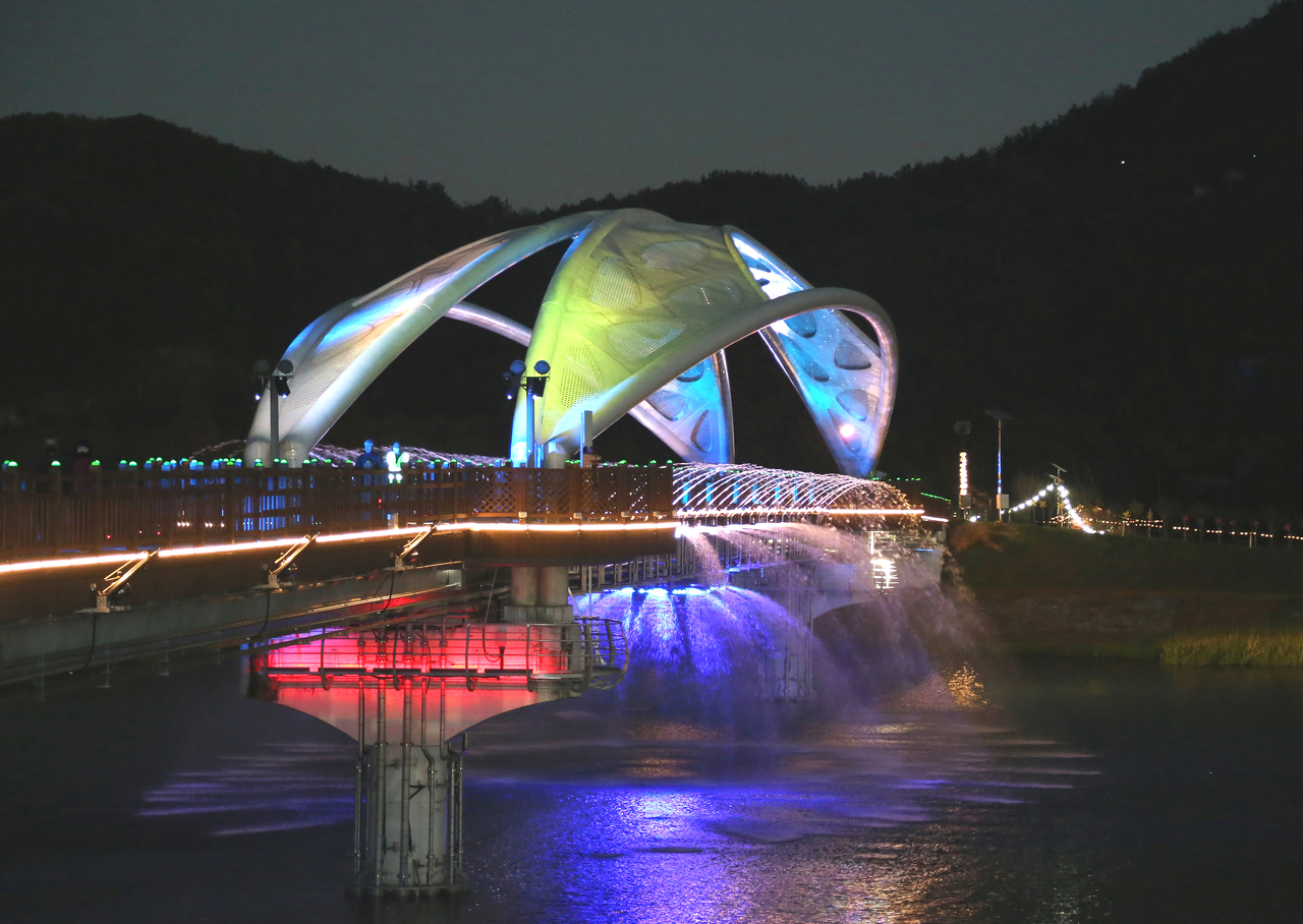 상주 ‘경천섬 범월교’에  설치한 경관분수[상주시 제공]