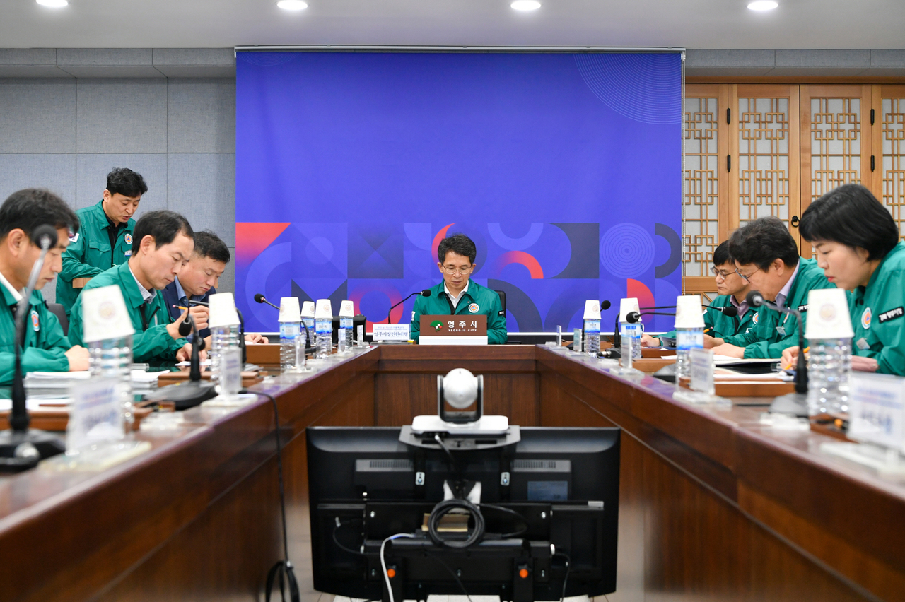 유정근 영주시장 권한대행이 2026학년도 대학수학능력시험 지원관련 회의를 주재하고 있다.[영주시 제공]