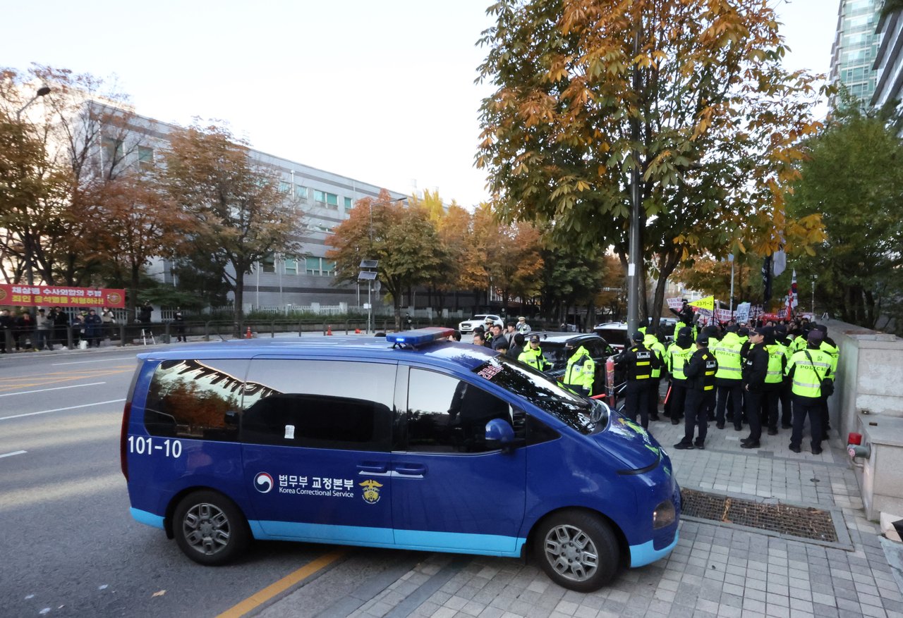 A convoy vehicle carrying former President Yoon Suk Yeol enters the underground parking lot of the special counsel team’s office investigating the death of Marine Corps officer Lee Myung-hyun, in Seocho-gu, Seoul, on Tuesday. (Yonhap)