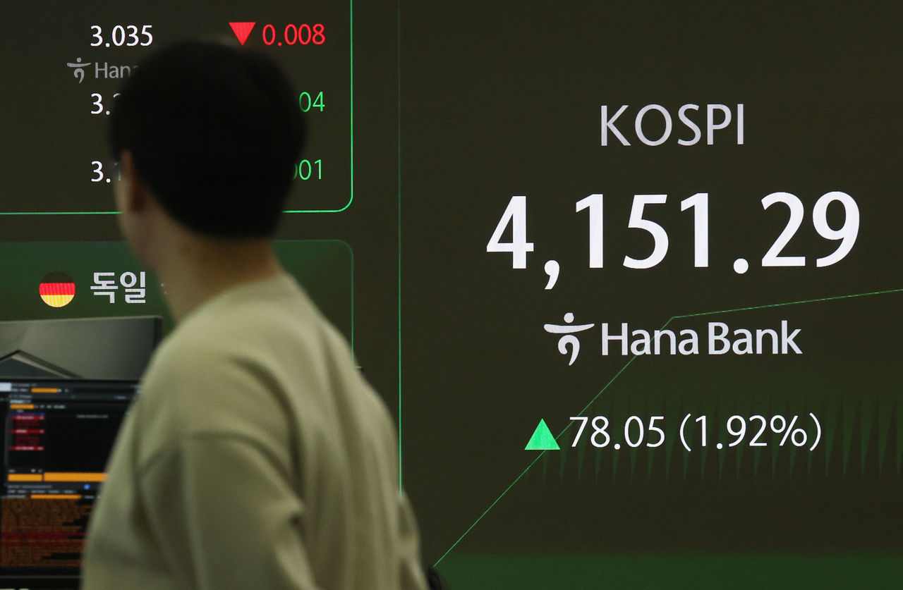 An electronic board showing the Korea Composite Stock Price Index at a dealing room of the Hana Bank headquarters in Seoul on Tuesday. (Yonhap)