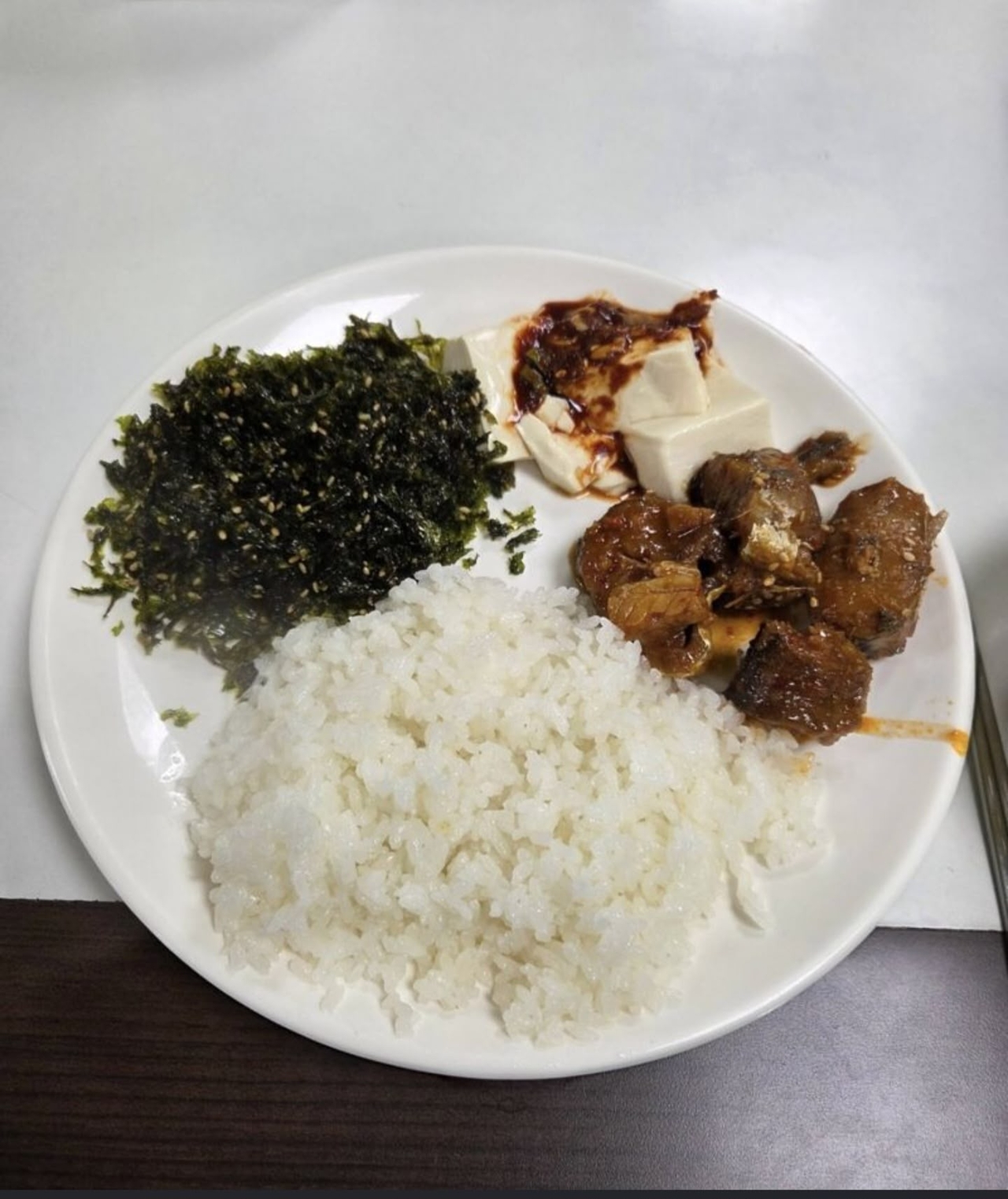 One of the meals served to officers during the APEC 2025 summit in Gyeongju, described by the police union as “worse than a convenience-store lunchbox.” (National Police Union)