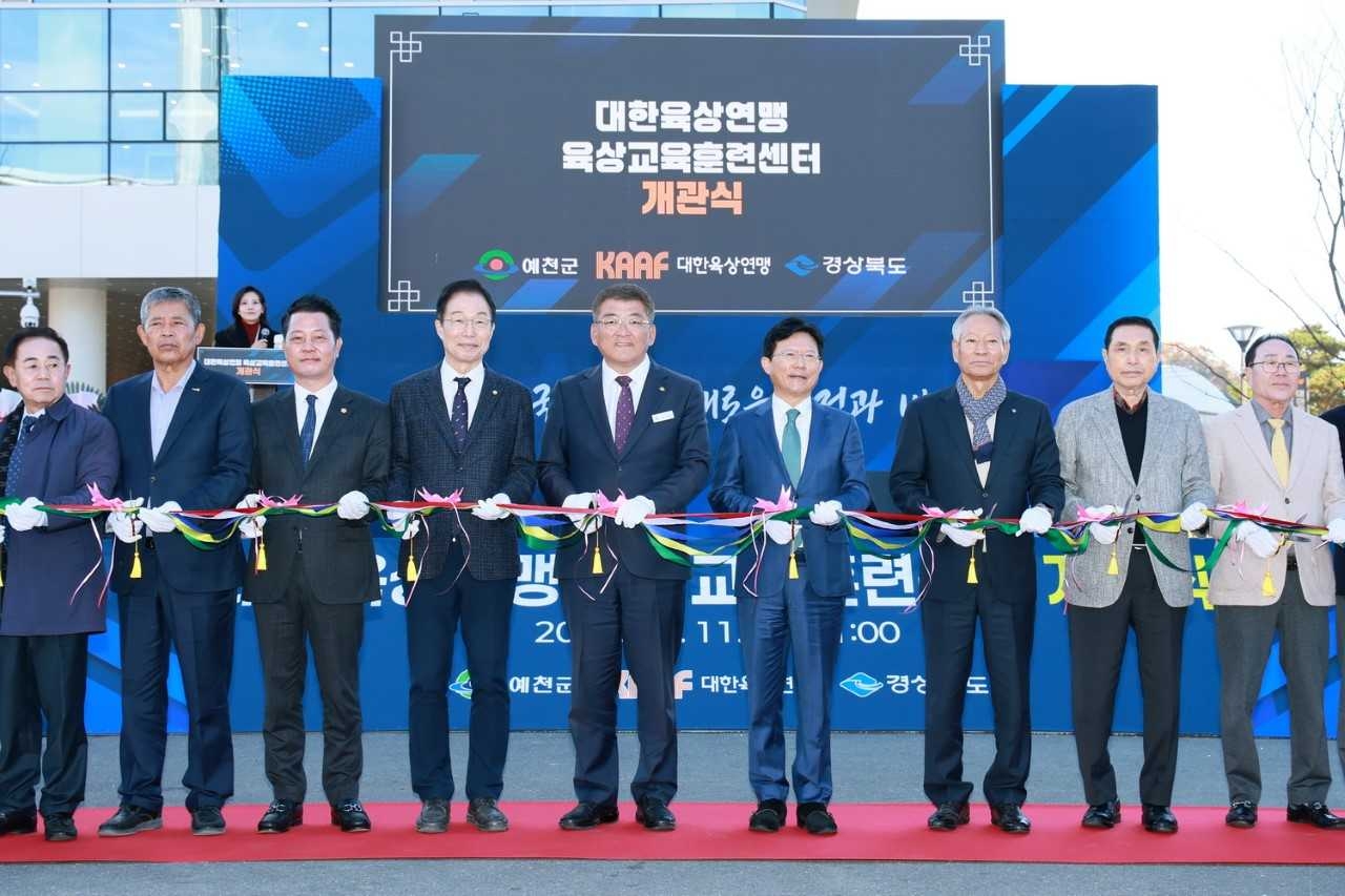 11일 예천군이 대한육상연맹 육상교육훈련센터’ 개관식을 열고 대한민국 육상 발전의 새로운 이정표를 세웠다. 사진은 개관기념 태이프 커팅 모습[예천군 제공]