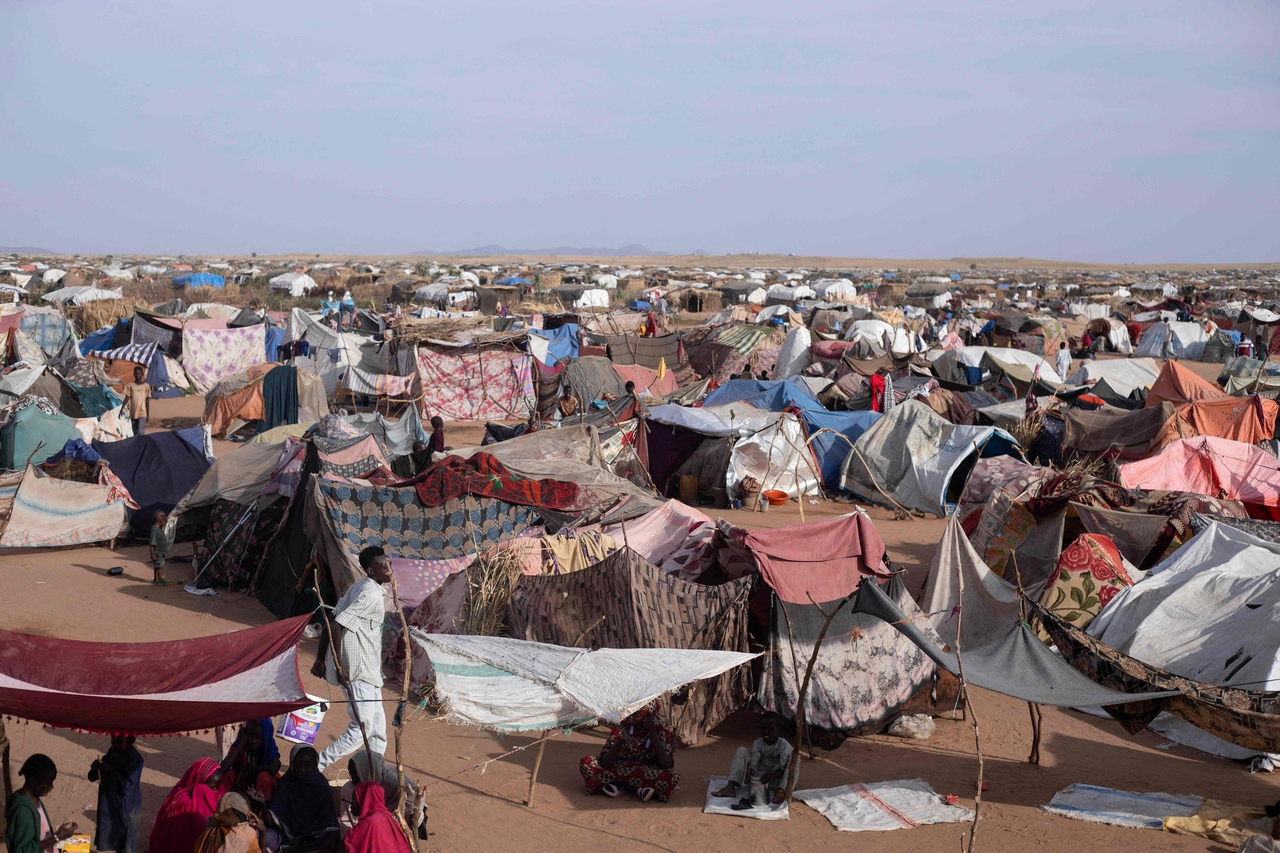 Makeshift shelters erected by displaced Sudanese who fled El-Fasher after the city fell to the Rapid Support Forces, make up the Um Yanqur camp, in Sudan's Darfur region, Nov. 3. (AFP-Yonhap)