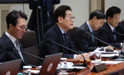 2035 국가 온실가스 감축목표(2035 NDC)를 2018년 배출량 대비 53~61%로 설정한 안이 11일 국무회의 의결을 거쳐 확정됐다. 이재명 대통령이 11일 용산 대통령실에서 열린 국무회의에서 발언하고 있다.  [연합]