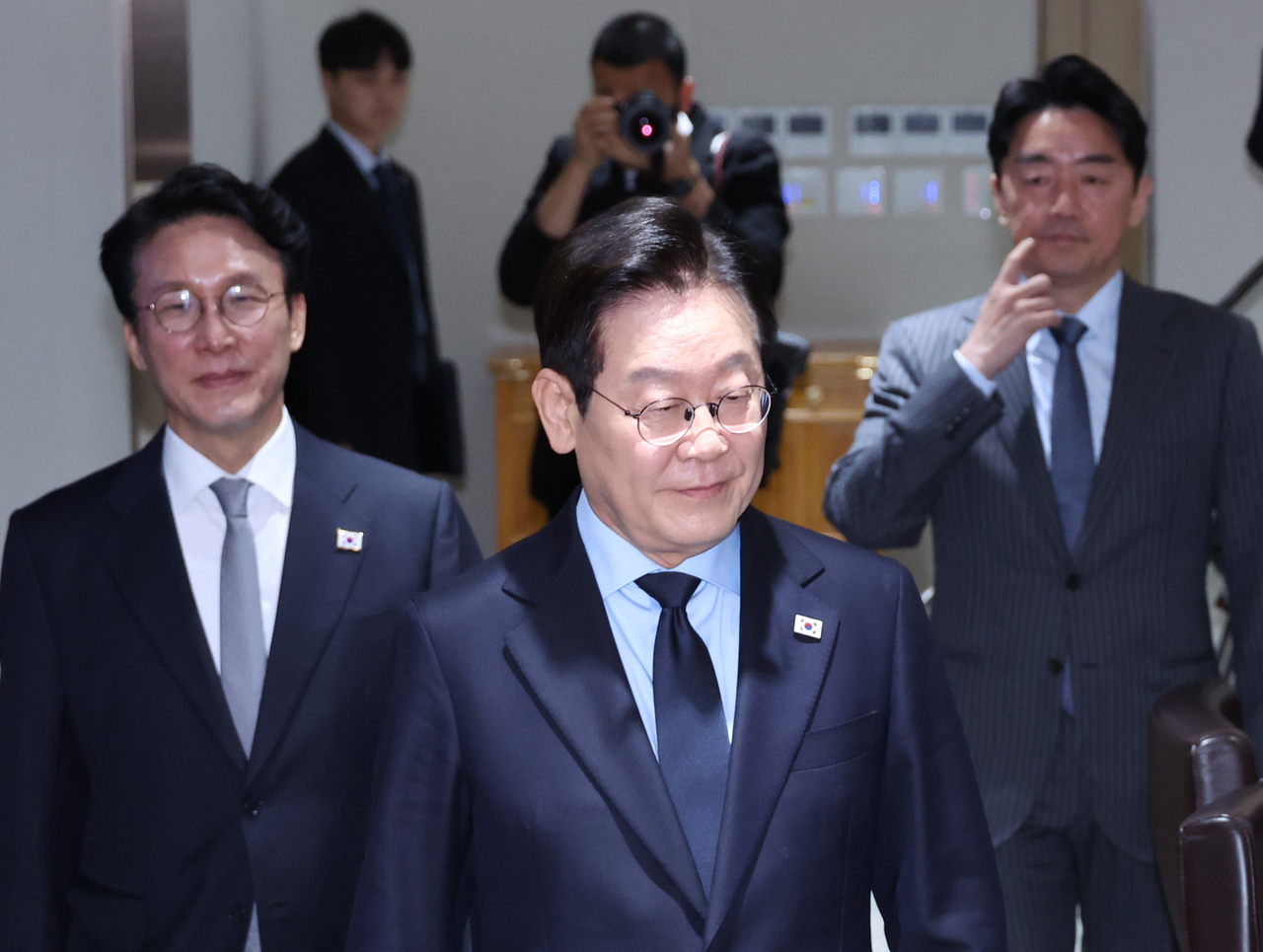 From left: Prime Minister Kim Min-seok, President Lee Jae Myung and presidential chief of staff Kang Hoon-sik walk to a Cabinet meeting Tuesday at the presidential office. (Yonhap)