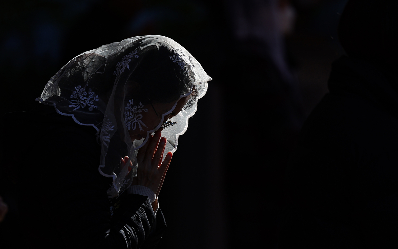 Two days ahead of Suneung, the College Scholastic Ability Test, a mother is praying for her children at a catholic church in Jung-gu, Daegu, at a test-taker supporting worship on Tuesday. (Yonhap)