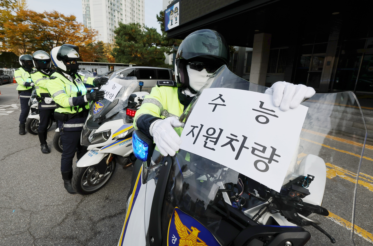 Two days ahead of Suneung, the College Scholastic Ability Test, police officers in Suwon, Gyeonggi Province, are posting notices on motorcycles that will support test takers to get to their destination on the test day. (Yonhap)