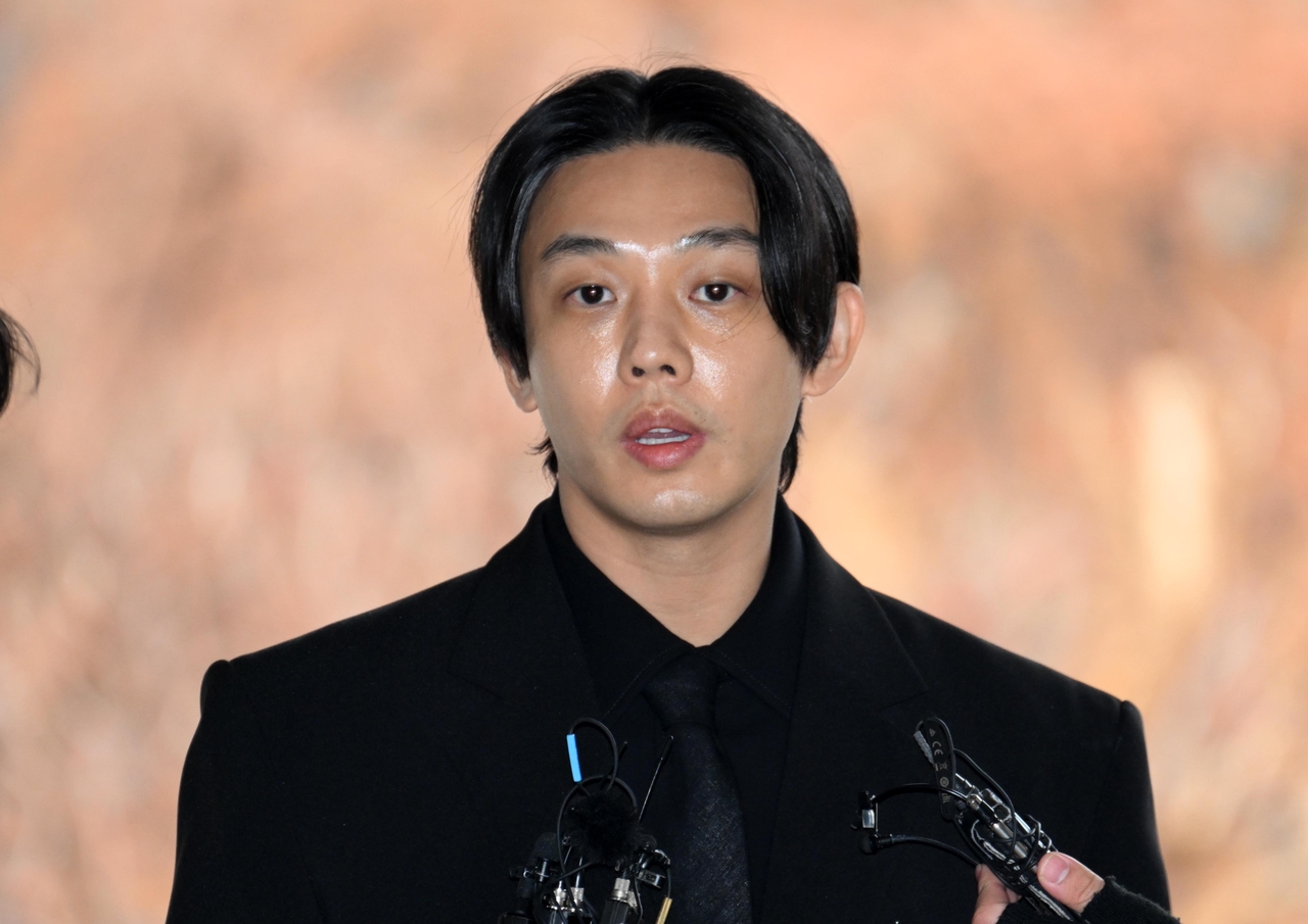 배우 유아인(본명 엄홍식 )이 지난 2023년 12월 12일 오전 서울중앙지법으로 출석하면서 취재진의 질문에 답변하고 있다. 유씨는 2020년 9월∼2022년 3월 서울 일대 병원에서 181차례 의료용 프로포폴 등을 상습 투약한 혐의로 불구속기소 된 바 있다. 이상섭 기자