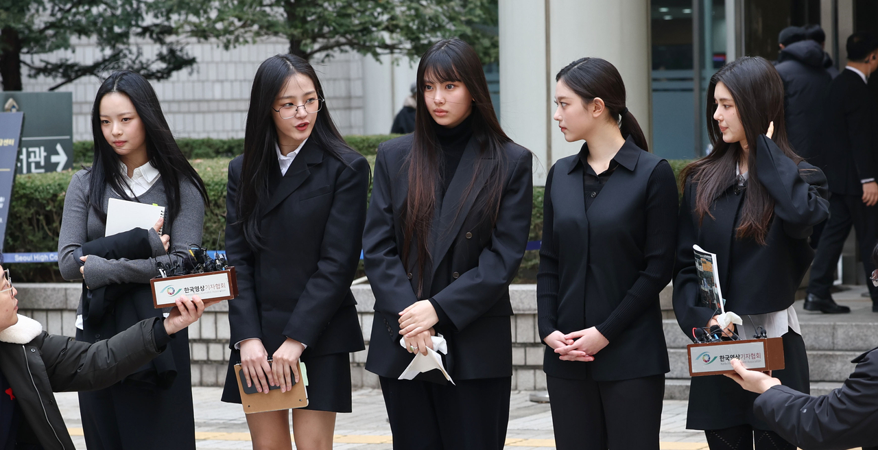 걸그룹 뉴진스가 3월7일 서울 서초구 서울중앙지방법원에서 열린 ‘기획사 지위보전 및 광고계약 체결 등 금지’ 가처분 신청의 심문기일을 마친 뒤 법원 청사를 나서며 취재진 질문에 답하고 있다. 맨 왼쪽부터 하니, 민지, 혜인, 해린, 다니엘. [연합뉴스]