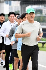 오세훈 서울시장이 추석 연휴 마지막 날인 9일 러닝 번개 ‘한강런’에 참가한 시민들과 반포한강공원을 달리고 있다. [서울시 제공]