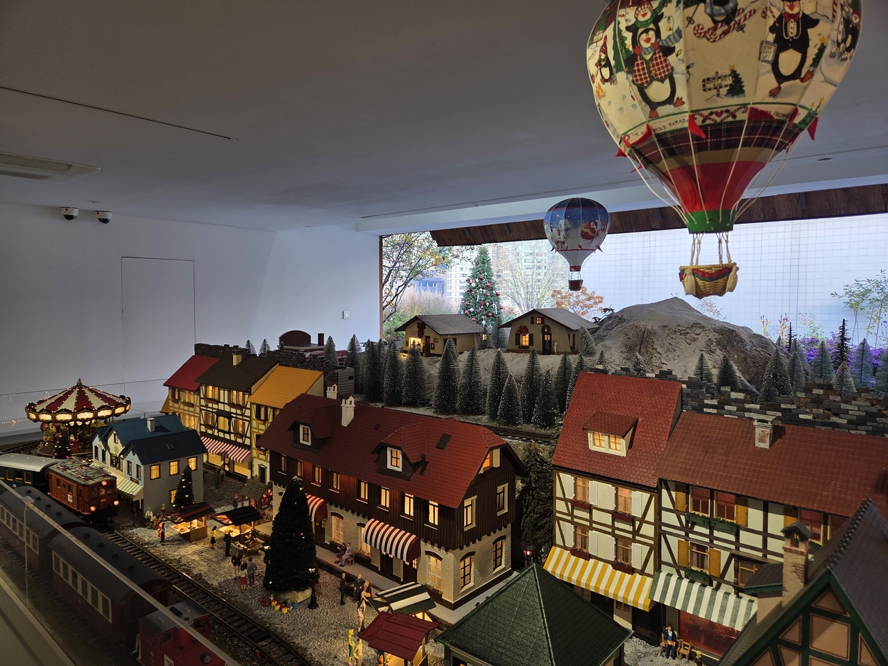 A Christmas charity train is on display at the rooftop of Piknic in Seoul. (Park Yuna/The Korea Herald)