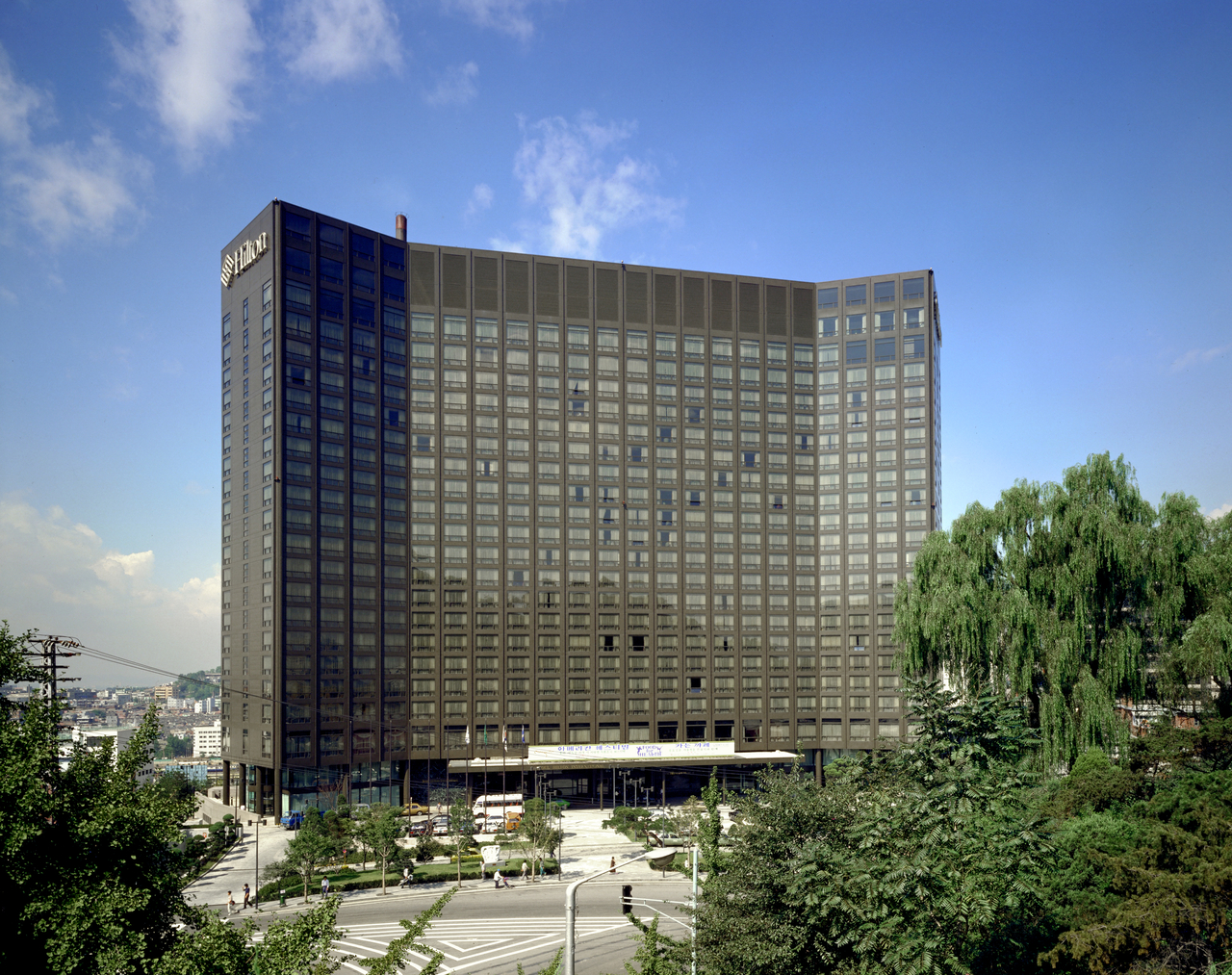 An image of Hilton Seoul donated by Kimm Jong-soung (National Museum of Modern and Contemporary Art, Korea)