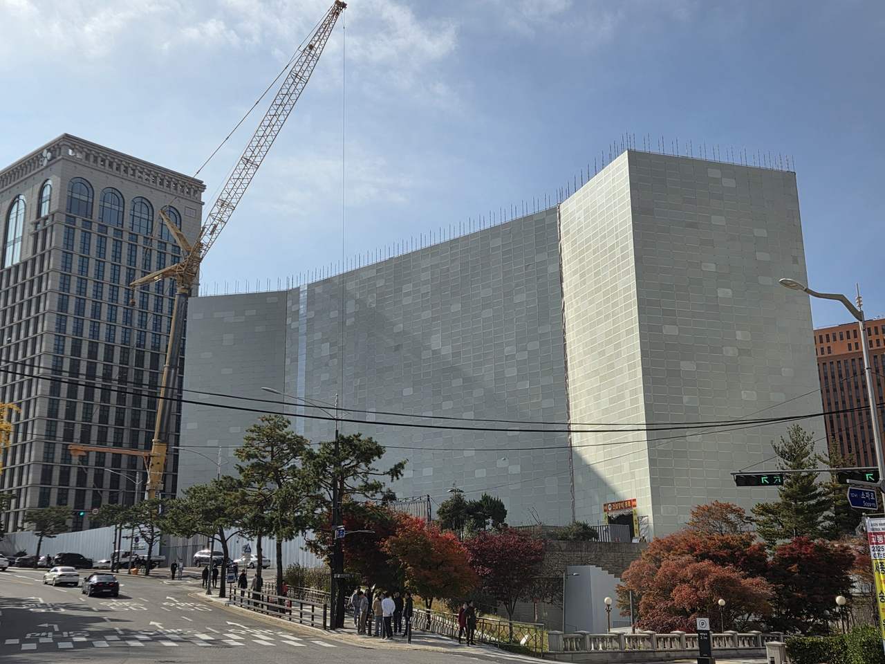 The former Millennium Hilton Seoul undergoes demolition on Tuesday. (Park Yuna/The Korea Herald)